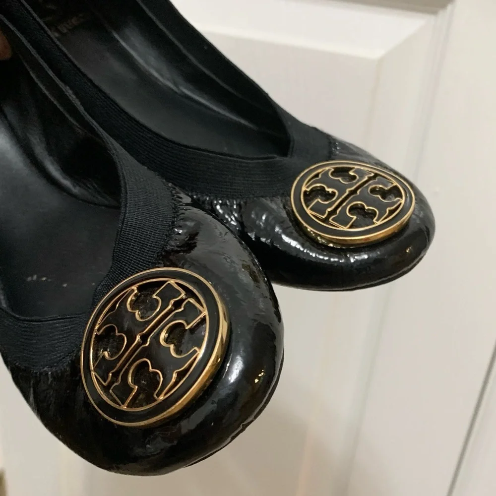 Tory Burch Caroline 5.5 Patent Black Ballet Flats Gold Logo Naplak Elastic